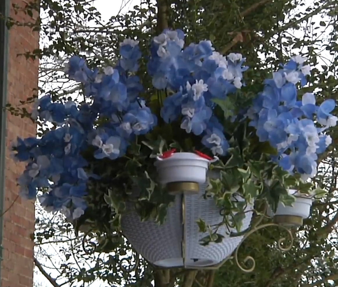 Hanging Planter & 3 Bird Feeders M71058